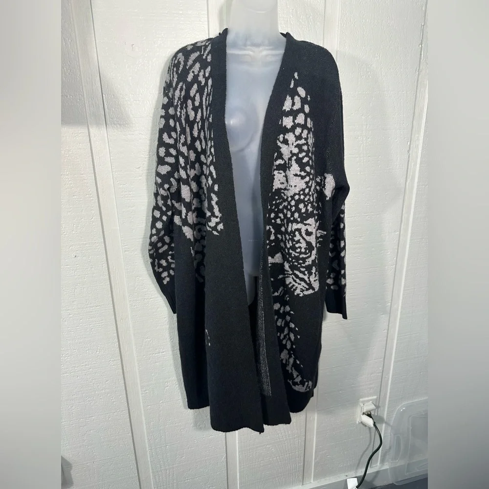 Loralette Cardi Lena Black and Gray Leopard Print Long Sleeve Sweater SZ 18 NWT - Picture 2 of 9